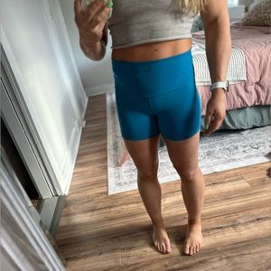 Lululemon Size 8 Wunder Under Train Short (4in)